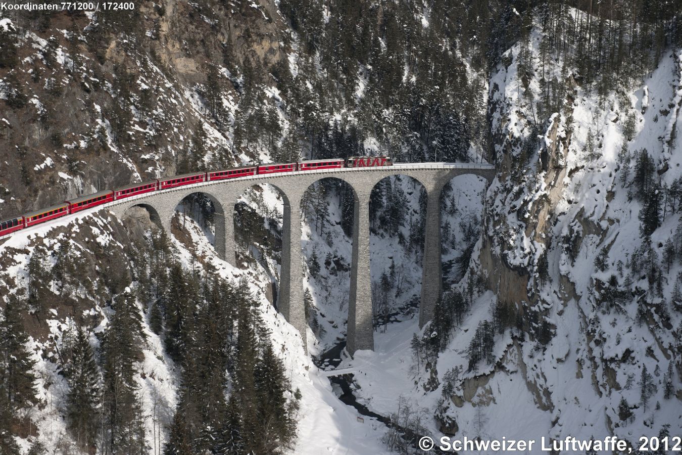 Landwasserviadukt in der Guraschlucht (Position: 2'771'129.29, 1'172'355.64). Seit dem 7. Juli 2008 ist das Viadukt als Bestandteil der Albulabahn ein UNESCO-Weltkulturerbe. - Im Oktober 1901 befuhren die ersten Züge das Bauwerk. Die drei Hauptpfeiler wurden ohne Gerüst aufgemauert; in jedem Pfeiler ist ein eisener Stützturm eingemauert. - Die Baukosten betrugen damals 280'000 Franken, was heute etwa 3,6 Millionen wären.